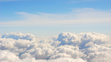 Blå himmel ovanför molnen